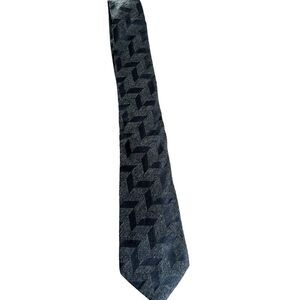 ARMANI Collezioni gray/darker gray pattern tie, 61% viscose, 39% silk.